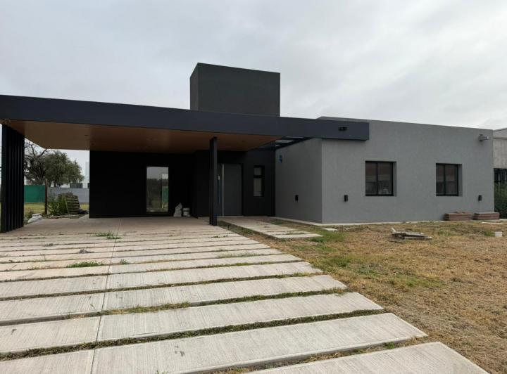 Casa · 225m² · 5 Ambientes · 2 Cocheras