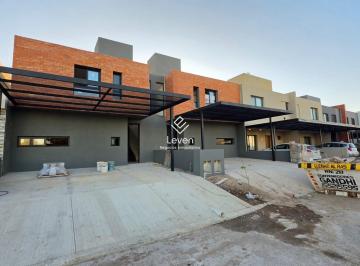 Casa · 128m² · 8 Ambientes · 2 Cocheras · Venta Duplex Prados 3 Dormis, Central