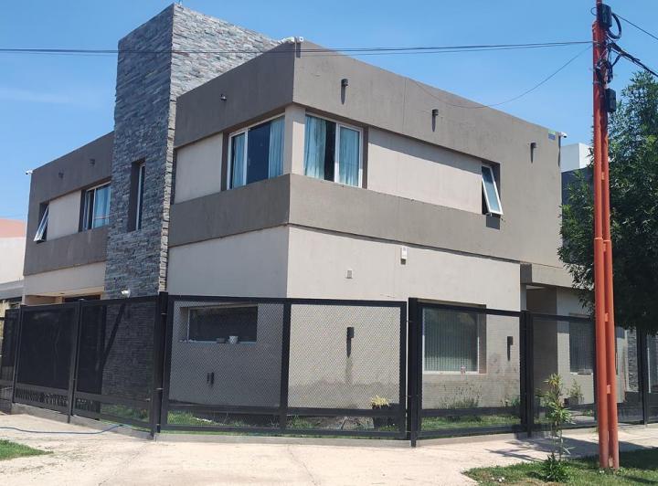 Casa · 220m² · 5 Ambientes · 2 Cocheras