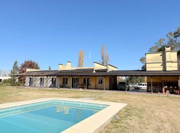 Casa · 280m² · 7 Ambientes · 2 Cocheras · Casa de Campo en Estancia Las Lilas