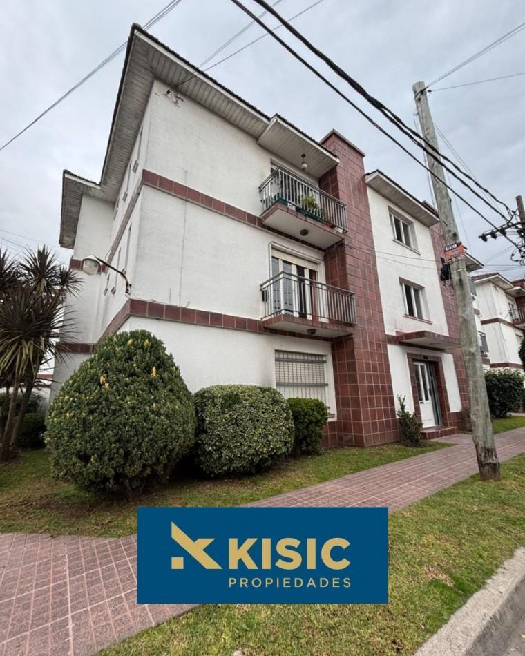 Departamento de 3 ambientes a la calle. Laprida y Dorrego, 2 piso por escalera.