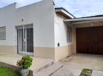 Casa · 90m² · 3 Ambientes · 1 Cochera · Venta Casa 3 Amb C/parque y Parrilla - Miramar