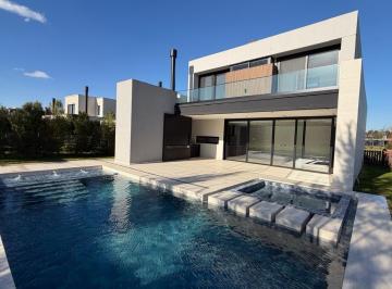 Casa · 243m² · 5 Ambientes · 4 Cocheras · Casa en Carpinchos