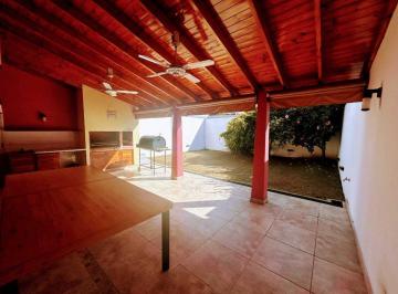 Casa · 120m² · 5 Ambientes · 1 Cochera · Casa con Quincho Terraza Jardin en Ramos Mejia Sur