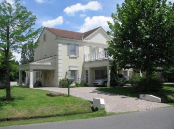 Casa · 300m² · 6 Ambientes · 1 Cochera · Club de Campo en Venta en Abril