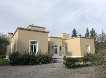 Casa · 300m² · 5 Ambientes · 2 Cocheras · Casa en Venta en Campos de Roca I