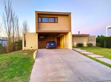 Casa · 200m² · 8 Ambientes · 2 Cocheras · Casa en Barrio Cerrado Puerto Roldán