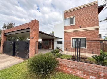 Casa · 360m² · 3 Dormitorios · 2 Cocheras · Tds 2 - Casa 3 Dorm. con Pileta! Apta Crédito