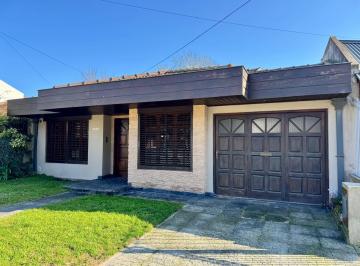 Casa · 141m² · 5 Ambientes · 1 Cochera · Casa 5 Ambientes con Quincho, Garage Doble y Calefacción por Radiadores | Apto Crédito