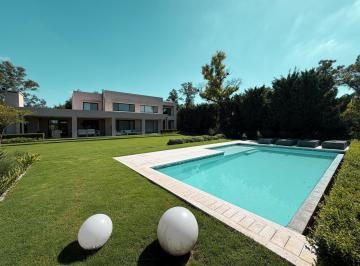 Casa · 385m² · 8 Ambientes · 2 Cocheras · Casa de 4 Dorm. con Vista Al Golf en Kentucky