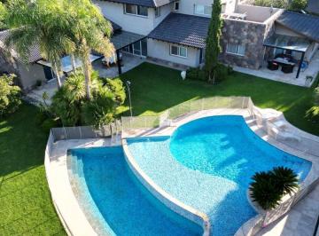 Casa · 1000m² · 5 Dormitorios · 5 Cocheras · Sd Propiedades Ofrece a La Venta Fantastica Casa Ubicada en Barrio Dalvian
