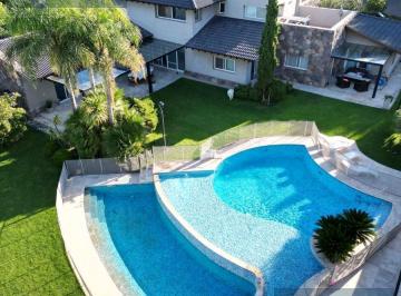 Casa · 1000m² · 5 Dormitorios · 5 Cocheras · Sd Propiedades Ofrece a La Venta Fantastica Casa Ubicada en Barrio Dalvian