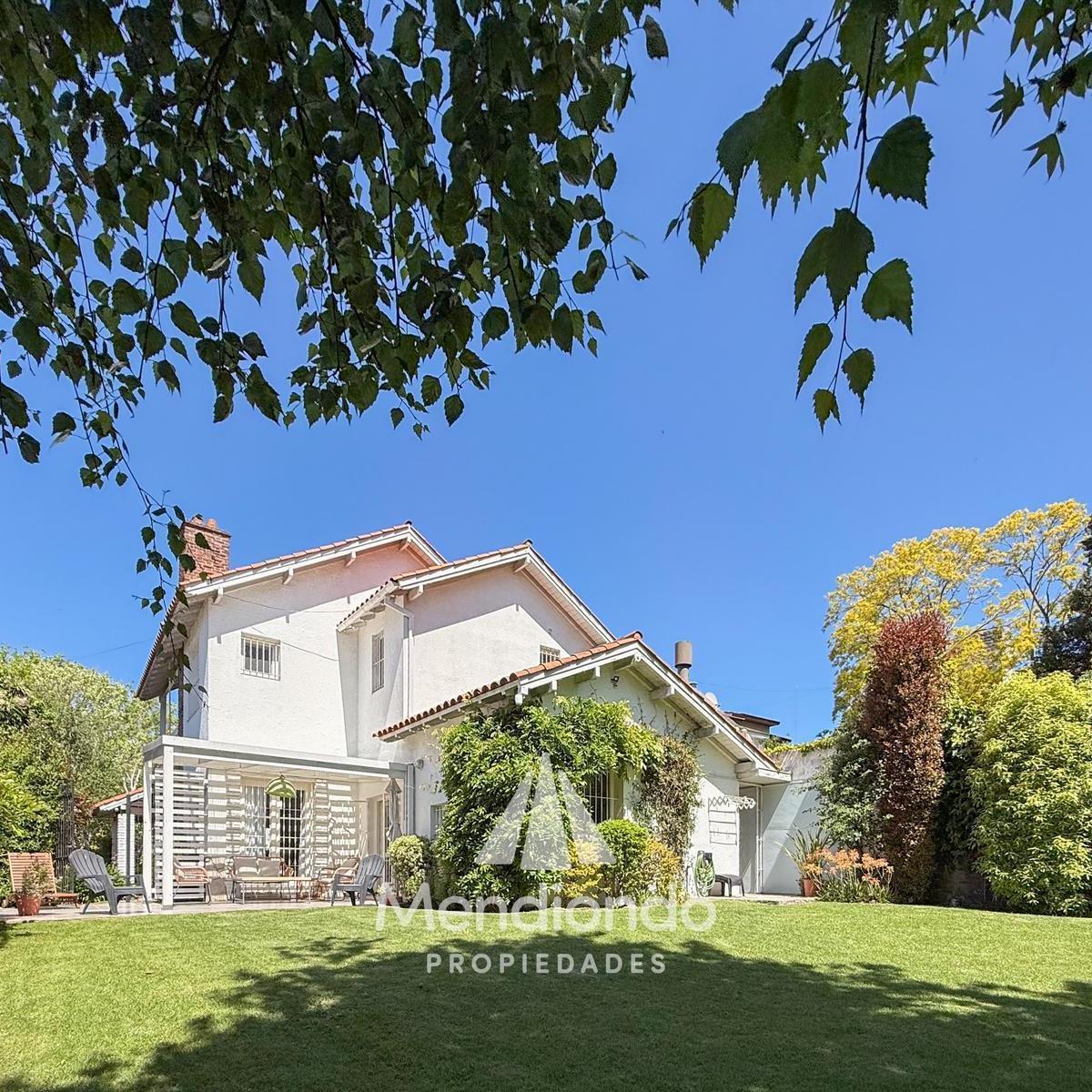 Casa 4 amb, 195m² cubiertos en Playa Grande, con jardín y cochera