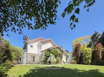 Casa · 195m² · 4 Ambientes · 3 Cocheras · Casa 4 Amb. en 2 Plantas. Impecable y Sobre Gran Lote de 606 m² en Lo Mejor de Playa Grande.