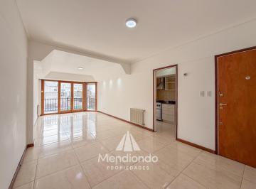 Departamento · 68m² · 3 Ambientes · 1 Cochera · Semipiso 3 Amb Al Frente con Balcón con Cochera. Reciclado. Zona Güemes Aldrey