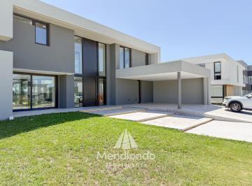 Casa · 273m² · 5 Ambientes · 2 Cocheras · Casa 5 Amb con Piscina a Estrenar en Barrio Privado Tierras del Mar