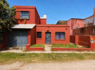 Casa · 97m² · 5 Ambientes · 1 Cochera · Venta Casa 3 Amb. + Depto. 2 Amb a Refaccionar!