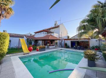 Casa · 322m² · 6 Ambientes · 6 Cocheras · Chalet de 6 Ambientes C/ Cochera en Pinos de Anchorena