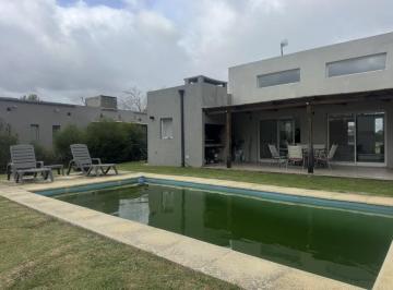 Casa · 130m² · 4 Ambientes · 1 Cochera · Casa en Barrio Santa Isabel de 4 Ambientes