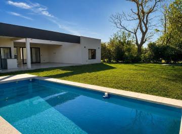Casa · 205m² · 6 Ambientes · 4 Cocheras · Casa en Barrio San Matias de 6 Ambientes