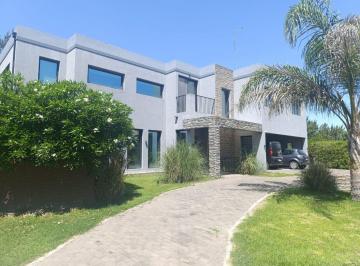 Casa · 270m² · 4 Ambientes · Casa en Barrio San Matias de 5 Ambientes