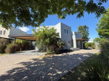 Casa · 315m² · 6 Ambientes · 5 Cocheras · Casa en Venta a Agua en El Canton Islas de 6 Ambientes con Pileta