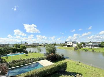 Casa · 315m² · 6 Ambientes · 5 Cocheras · Casa en Venta Al Agua y con Vista Al Golf en El Canton Islas de 6 Ambientes con Pileta