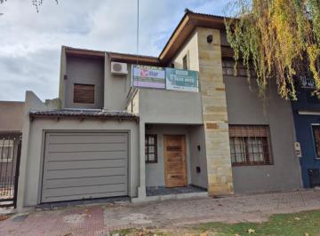 Casa · 175m² · 4 Ambientes · 1 Cochera · Hermosa Casa en Alquiler con 3 Dorm. y Cochera en Banfield Este