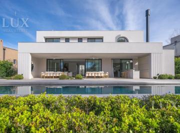 Casa · 400m² · 6 Ambientes · Casa de 3 Habitaciones en Venta en El Barrio El Encuentro con Vista Al Lago.