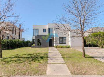 Casa · 223m² · 7 Ambientes · 2 Cocheras · Venta de Casa en Dos Plantas con Pileta en Canton Golf