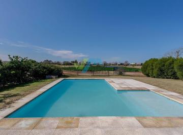 Casa · 223m² · 7 Ambientes · 2 Cocheras · Venta de Casa en Dos Plantas con Pileta en Canton Golf