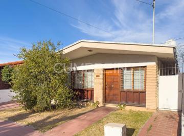 Casa · 455m² · 4 Ambientes · 2 Cocheras · Casa en Venta en Barrio Sat, Calle Santa Fe, San Rafael | a 2 Cuadras del Parque H. Yrigoyen