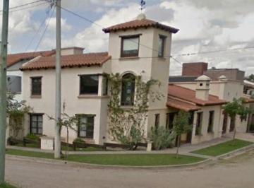Casa · 245m² · 6 Ambientes · 2 Cocheras · Vendo Casa en Gran Bourg