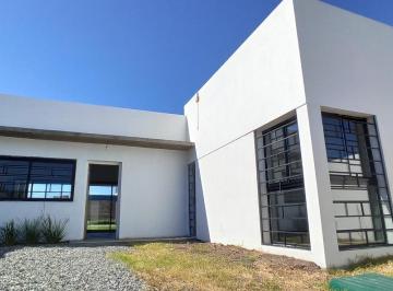 Casa · 75m² · 4 Ambientes · 2 Cocheras · Casa en Alquiler con Patio Cochera y Pileta