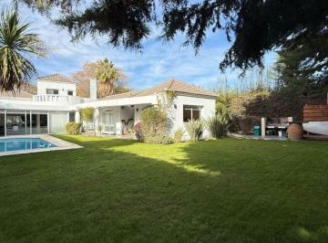 Casa · 315m² · 5 Ambientes · 2 Cocheras · Casa B. Privado El Remanso, Chacras de Coria Mza