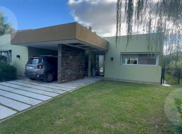 Casa · 143m² · 5 Ambientes · 3 Cocheras · Casa en Alquiler - Barrio Don Joaquin, Canning