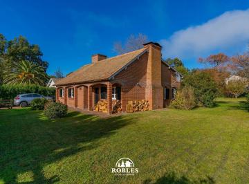 Casa · 150m² · 4 Ambientes · Casa Estilo Campo Sobre Importante Lote en Chapadmalal