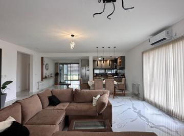 Casa · 141m² · 4 Ambientes · 3 Cocheras · Casa en Venta en Santo Domingo Canning