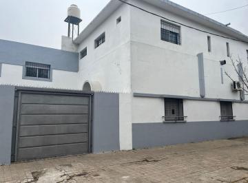 Casa · 230m² · 4 Dormitorios · 2 Cocheras · Casa en Esquina de Dos Plantas y Para Dos Familias o Comercial.