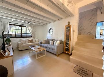Casa · 256m² · 4 Ambientes · 1 Cochera · Casa 4 Ambientes en Venta en Castelar Sur