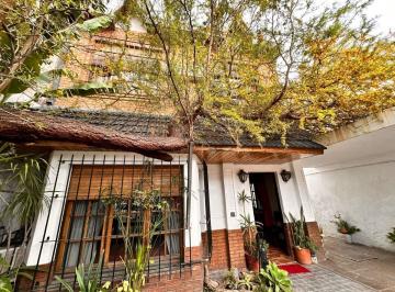 Casa · 122m² · 4 Ambientes · 1 Cochera · Venta Casa 4 Amb. C/ Pileta, Quincho y Cochera