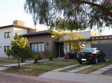 Casa · 330ha · 3 Dormitorios · 2 Cocheras · Casa de Categoria en Barrio Privado