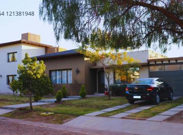 Casa · 330ha · 3 Dormitorios · 2 Cocheras · Casa de Categoria en Barrio Privado