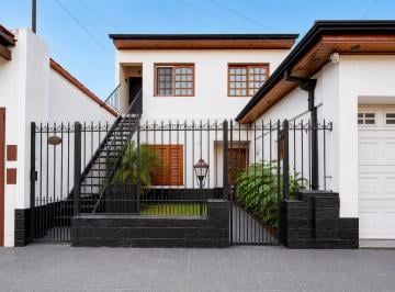 Casa · 274m² · 13 Ambientes · 1 Cochera · Casa Banfield Jardin, Fondo, Piscina, Parrilla