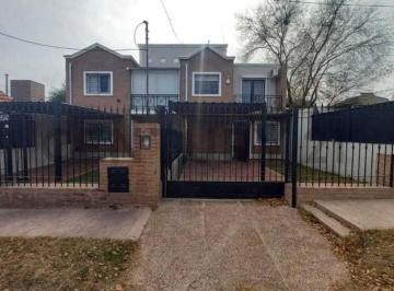 Casa · 146m² · 4 Ambientes · 1 Cochera · Dúplex 3 Dorm. con Pileta en El Refugio – Argüello | Apto Crédito