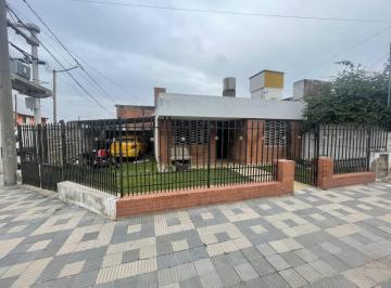 Casa · 122m² · 3 Ambientes · 1 Cochera · Oportunidad Para Inversores: Lote Esquina con Dos Viviendas