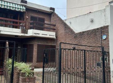 Casa de 4 ambientes, Villa Urquiza · Amplia Casa con Patio con Parrilla y Cochera en Villa Urquiza