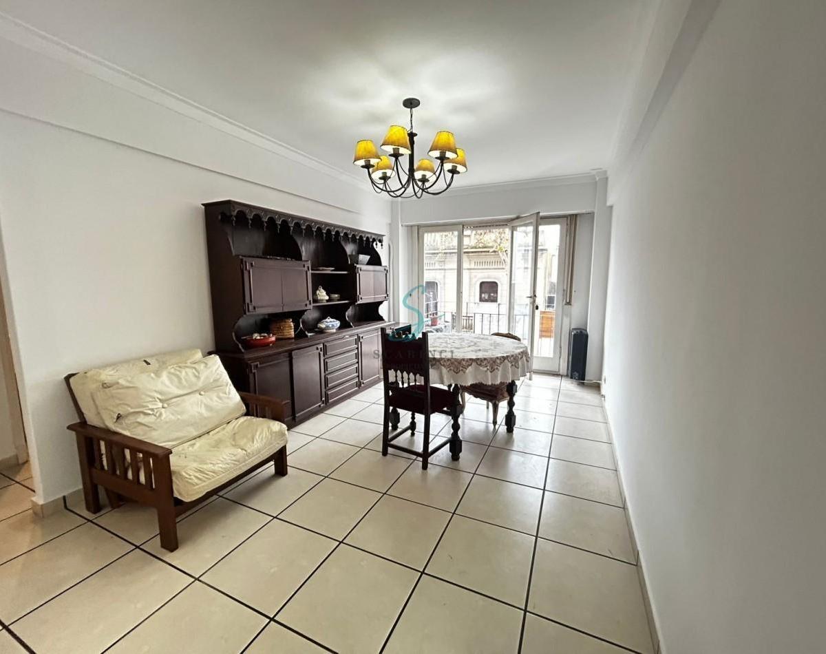Departamento de Tres ambientes, a la calle con Balcon saliente
