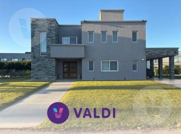 Casa · 191m² · 5 Ambientes · 4 Cocheras · Casa en Alquiler - Barrio Principado de San Vicente