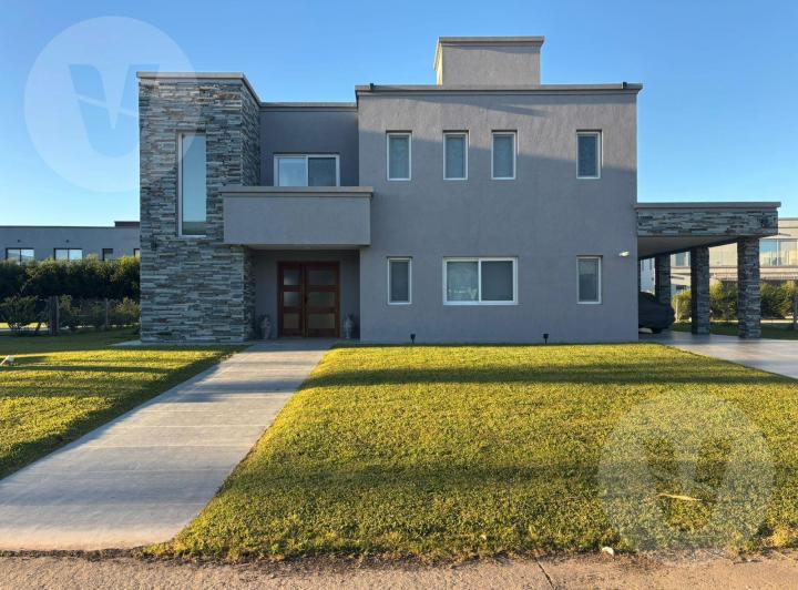 Casa · 191m² · 5 Ambientes · 4 Cocheras